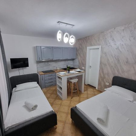 Studio Vlora Luaran gambar