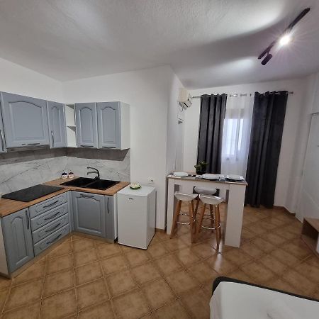 Studio Vlora Luaran gambar