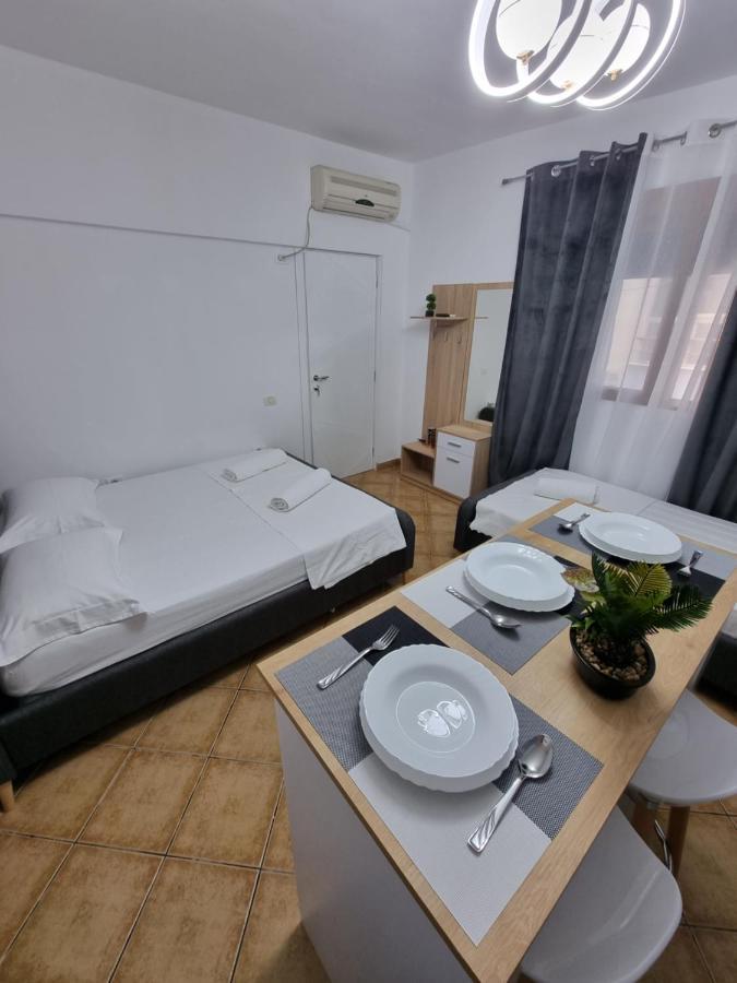 Studio Vlora Luaran gambar