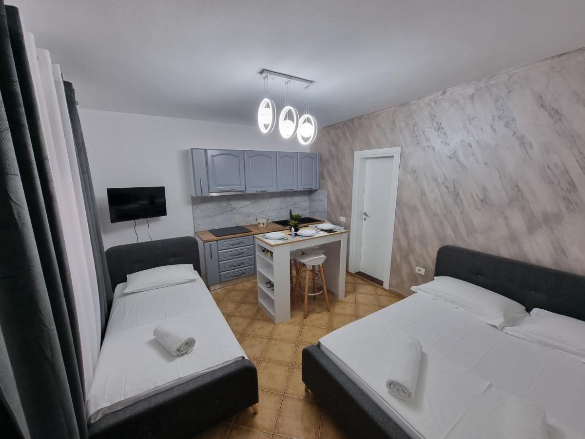 Studio Vlora Luaran gambar