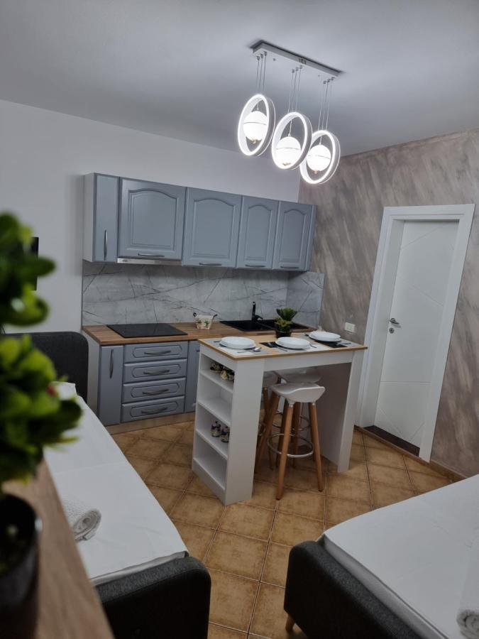 Studio Vlora Luaran gambar