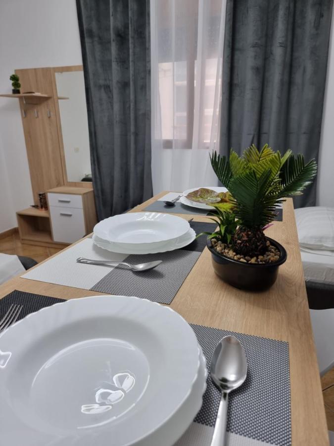 Studio Vlora Luaran gambar