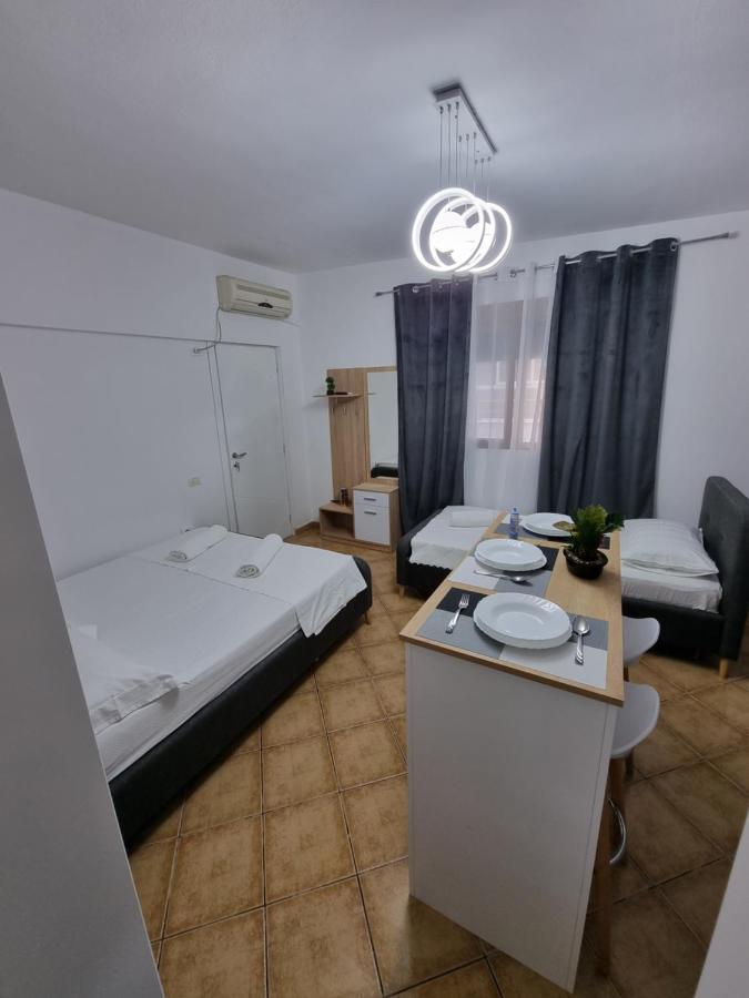 Studio Vlora Luaran gambar