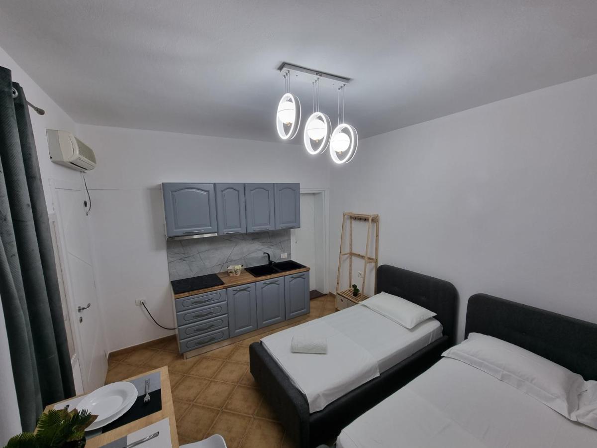 Studio Vlora Luaran gambar