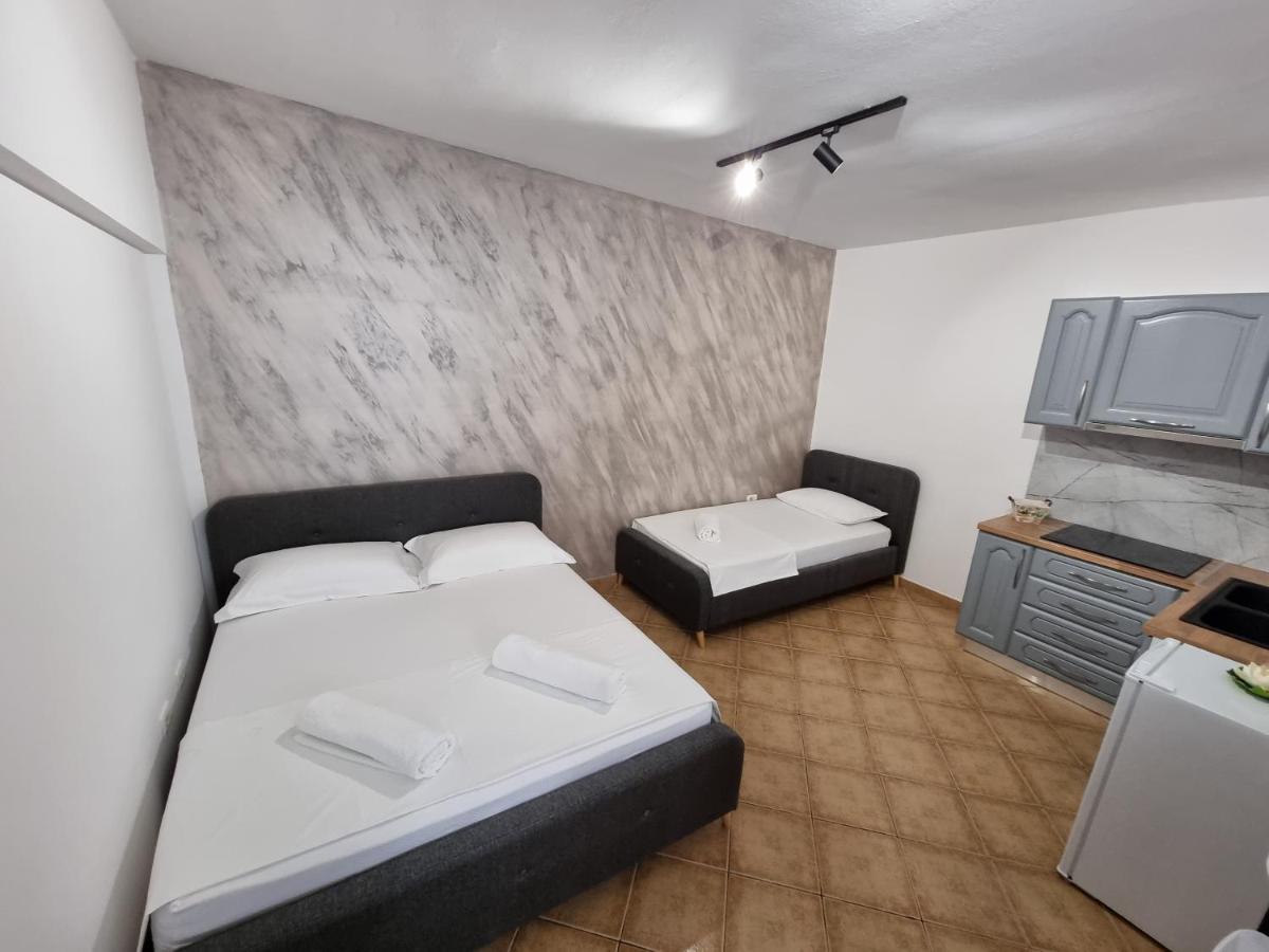 Studio Vlora Luaran gambar