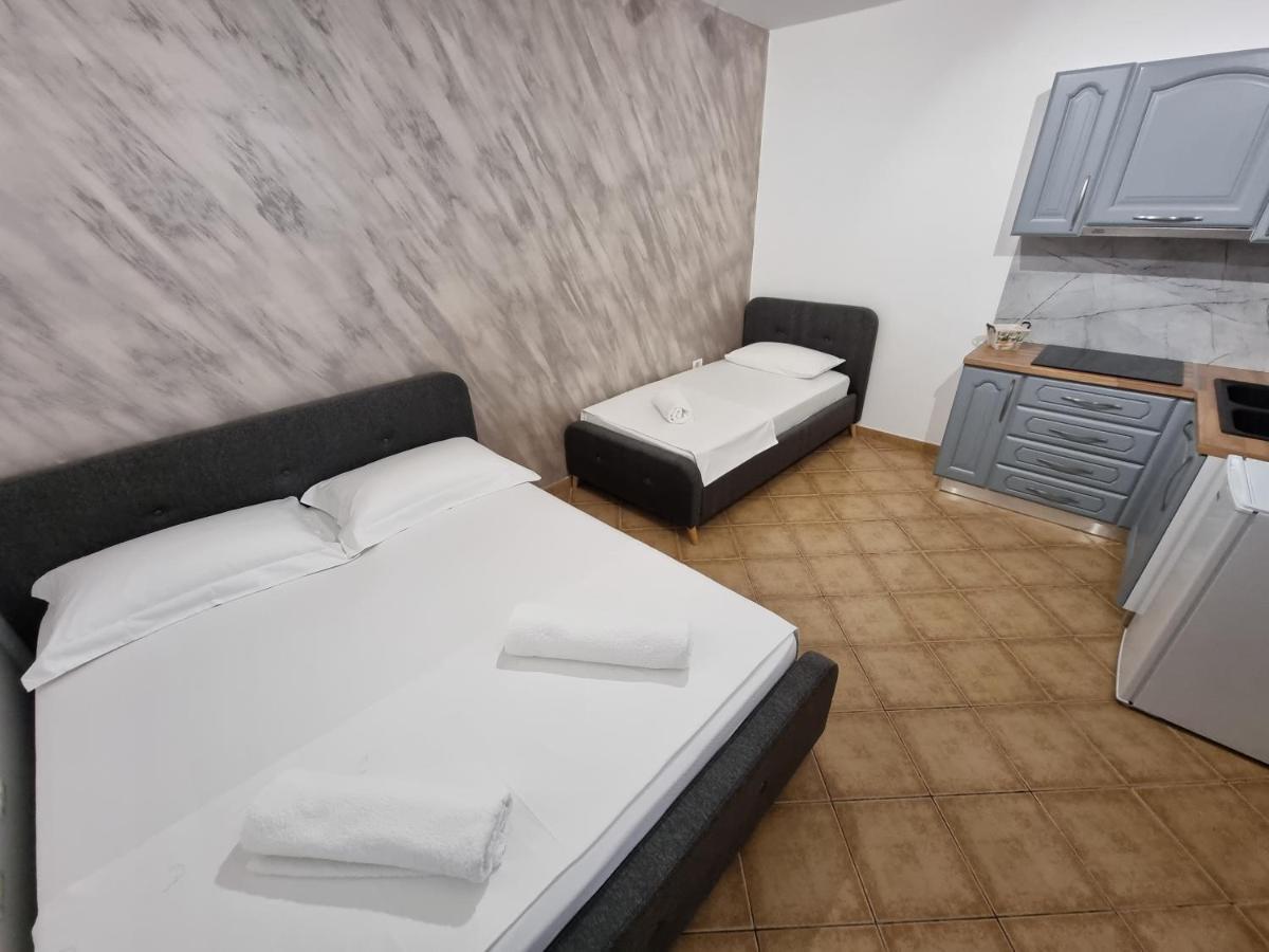 Studio Vlora Luaran gambar