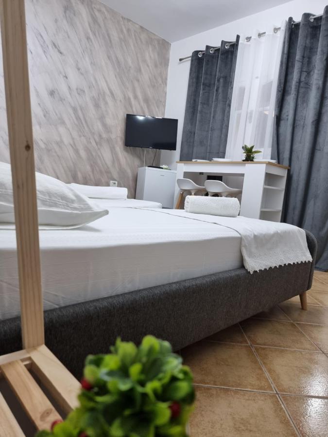 Studio Vlora Luaran gambar