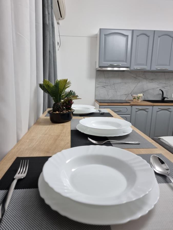 Studio Vlora Luaran gambar