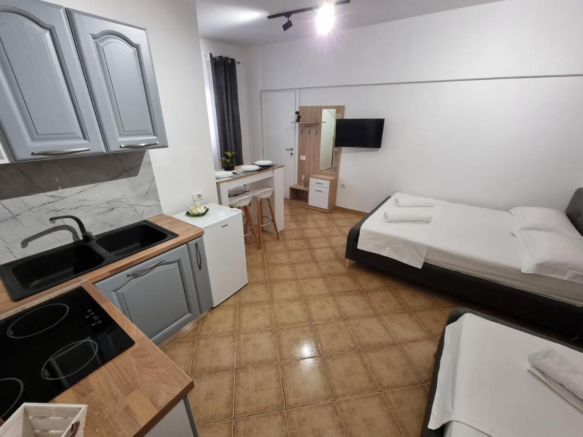 Studio Vlora Luaran gambar