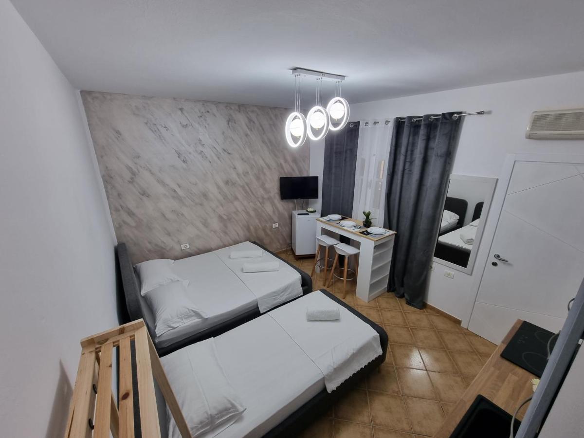 Studio Vlora Luaran gambar